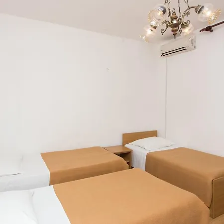 Lina Πανσιόν Ντουμπρόβνικ